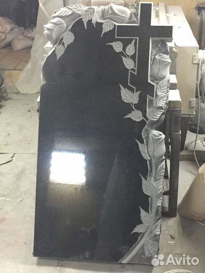 Памятник «Розы с крестом»