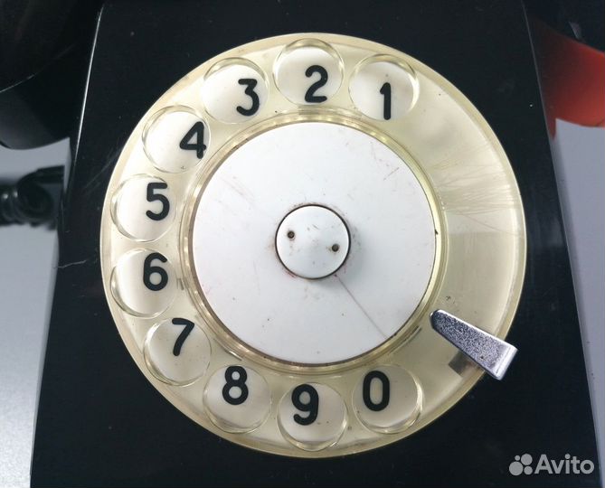 Старые проводные телефоны