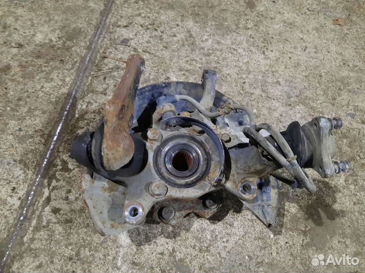 Кулак передний правый Mitsubishi Pajero 4