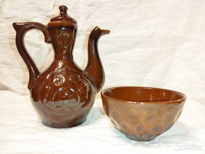 Керамический кувшин и пиала