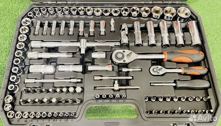 Набор инструментов в чемодане