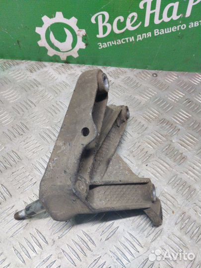 Кронштейн опоры левый двигателя Renault Logan 1