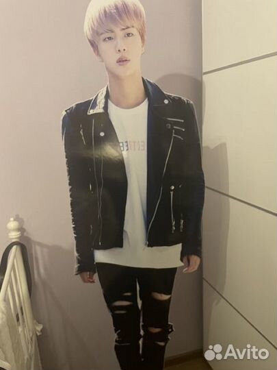 Картонный айдол Джин из BTS