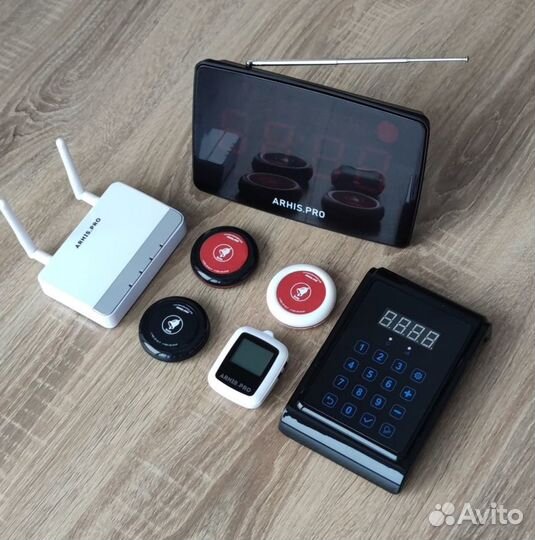 Система вызова: кнопка вызова официанта и табло