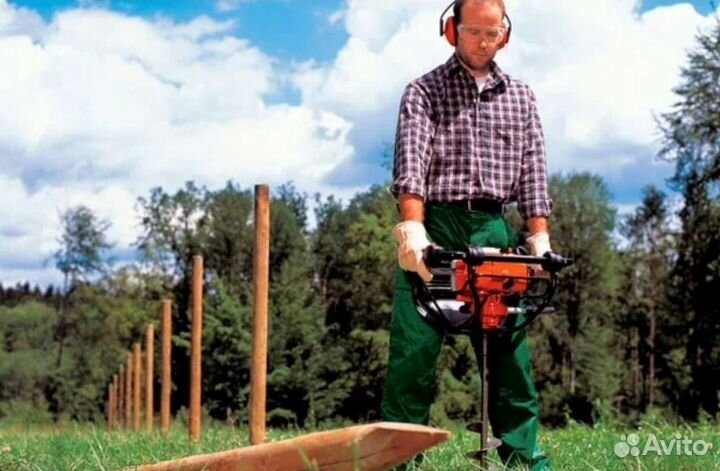 Бурение лунок под столбы, установка столбов забора