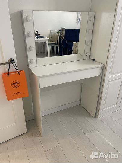 Столик для макияжа с зеркалом и подсветкой