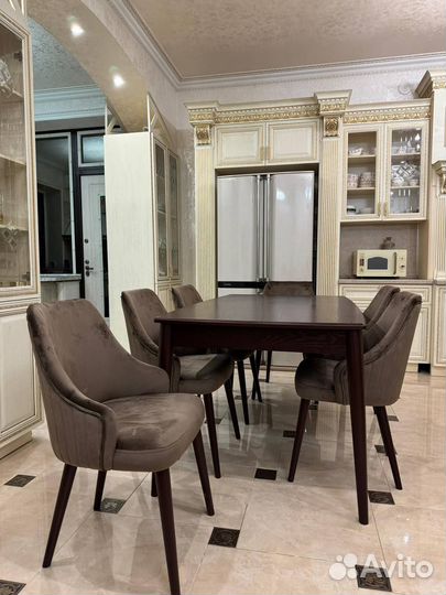 Стол и стулья