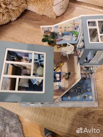 Кукольный домик с мебелью и освещением