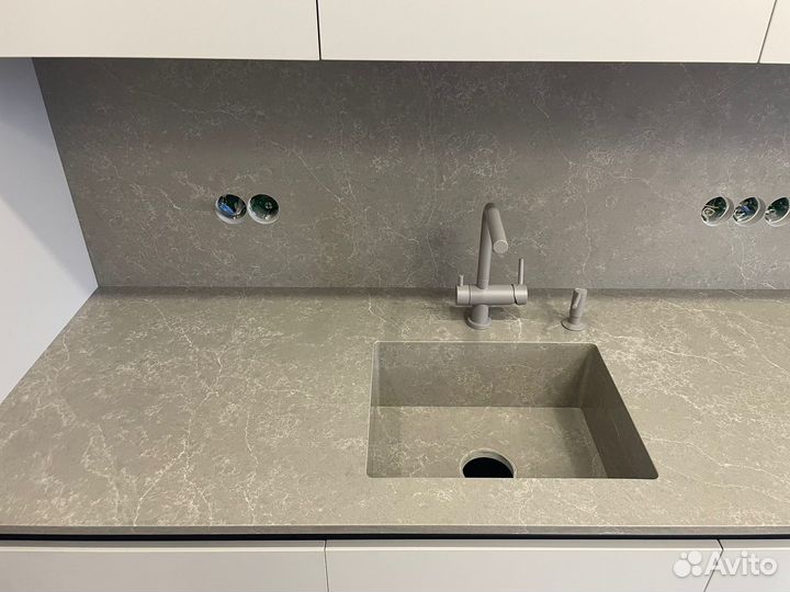 Столешница из кварцевого агламерата (камня)