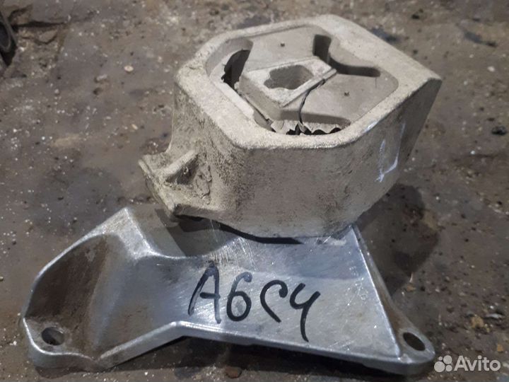 Правый кронштейн АКПП ауди а6 с4