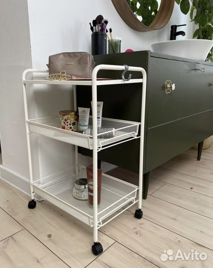 Медицинский столик на колесиках
