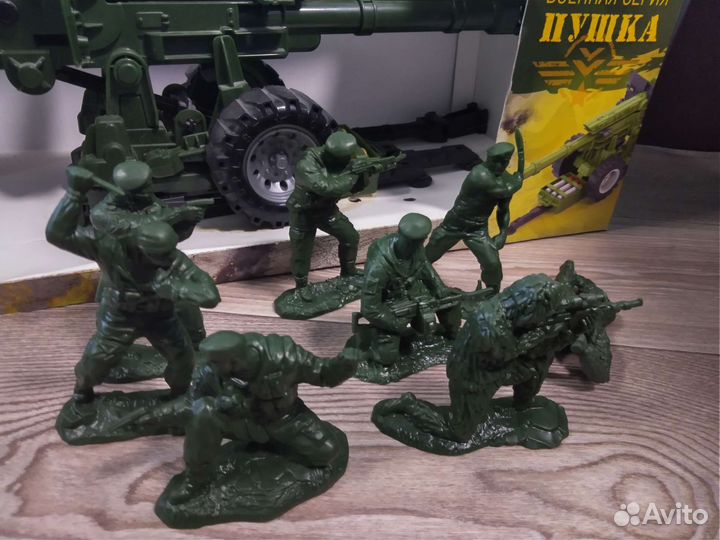 Большая пушка с патронами и крупные солдатики