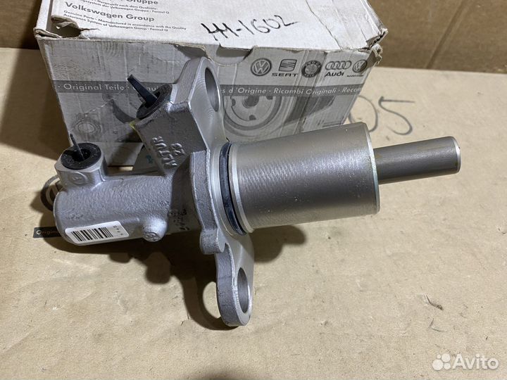 Главный тормозной цилиндр VAG 8E0611021 Новый