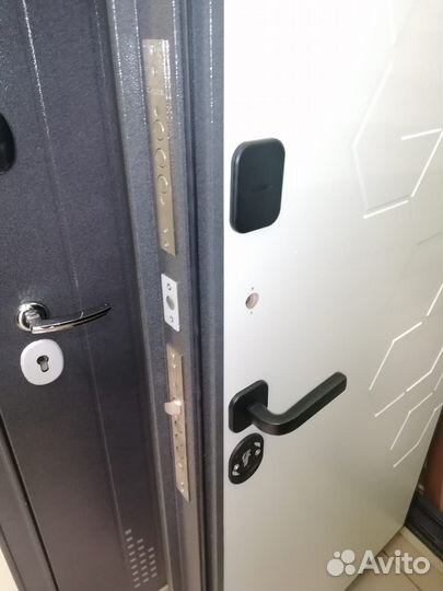 Дверь входная металлическая новая