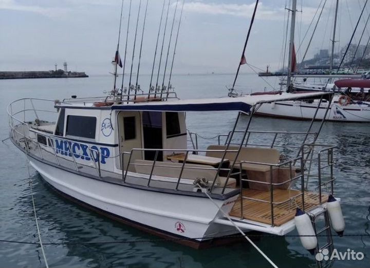 Катер в Ялте