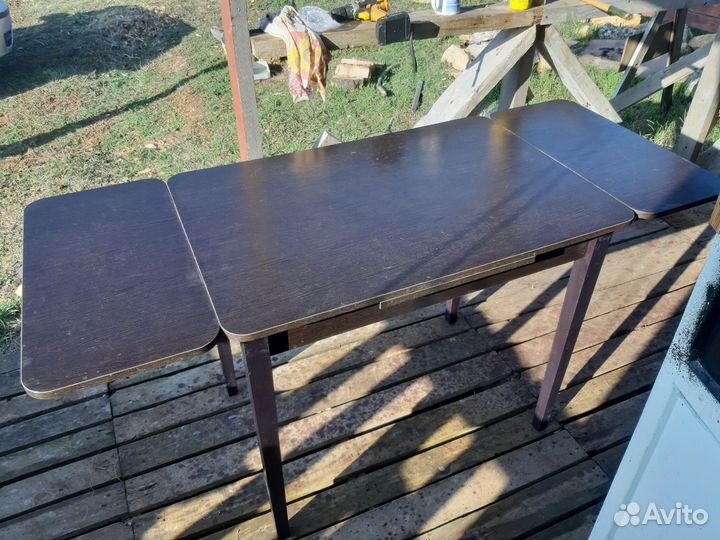 Кухонный стол и стулья