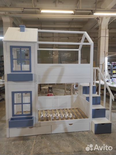 Двухъярусная кровать домик из массива
