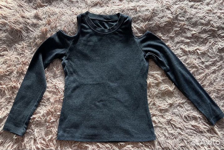 Кофта с открытыми плечами 42