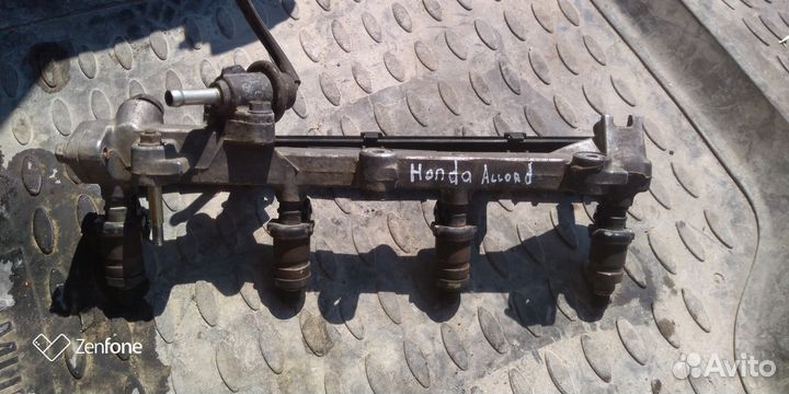 Топливные форсунки на рампе Honda Accord 1990