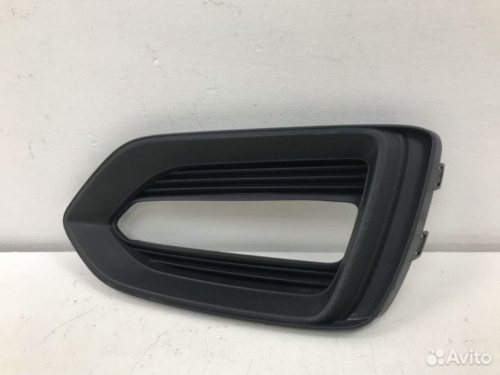 Рамка противотуманной фары правой Hyundai Solaris