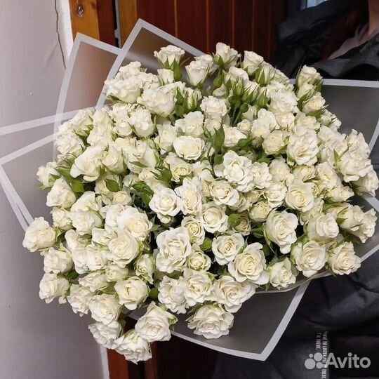 Букет из 45 белых кустовых роз