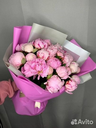 Букет из 31 розового пиона