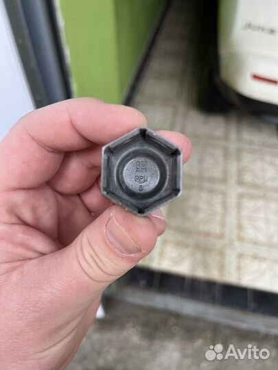 Колпачки колесных болтов черные GM