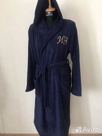 Махровый халат с капюшоном и вышивкой