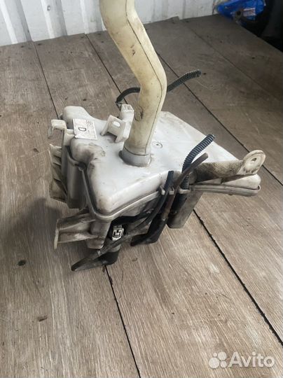 Бачок омывателя Toyota Corolla E150