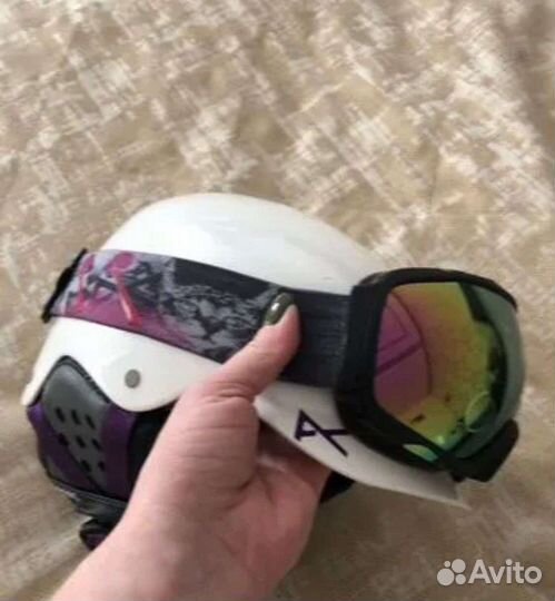 Горнолыжный шлем с очками женский