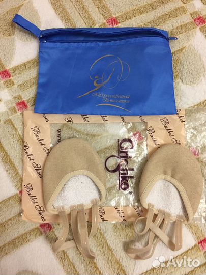 Чешки и мяч для художественной гимнастики