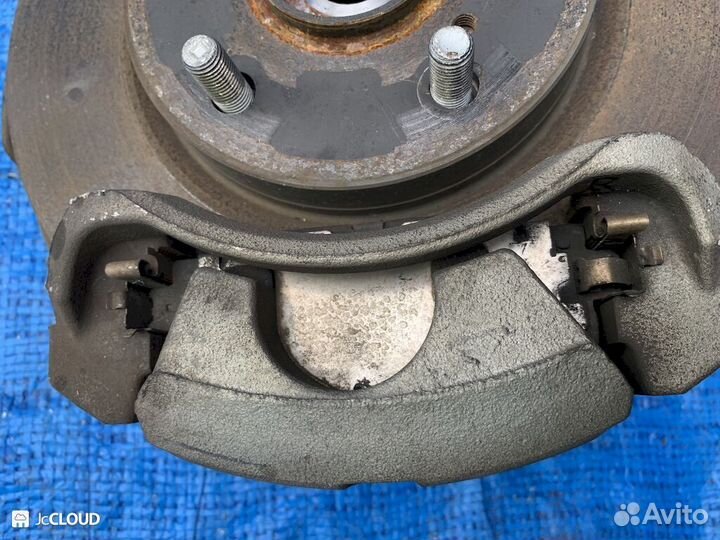 Суппорт на toyota prius alpha ZVW40 2zrfxe