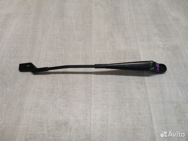 Поводок стеклоочистителя передний левый Skoda