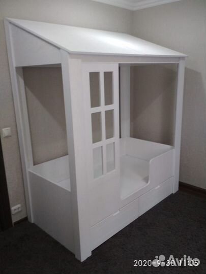 Кровать, матрас и шкаф в детскую