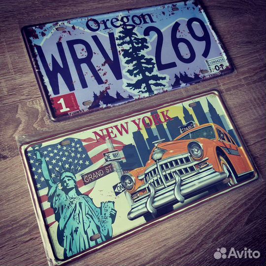 Металлический номерной знак на авто