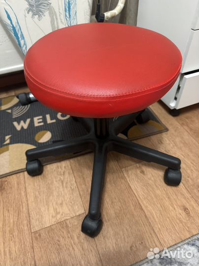 Стульчик для мастера на колесиках