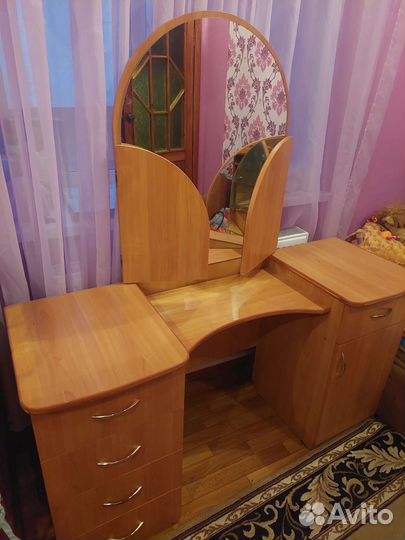 Компьютерный стол и трюймо от гарнитура