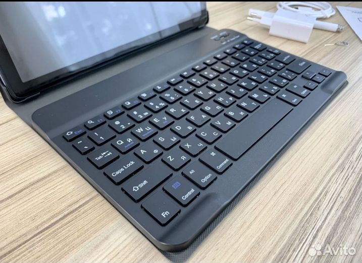 Планшет новый с клавиатурой и чехлом