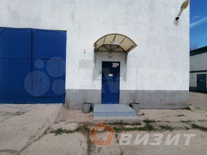 Офисное помещение с большой парковкой