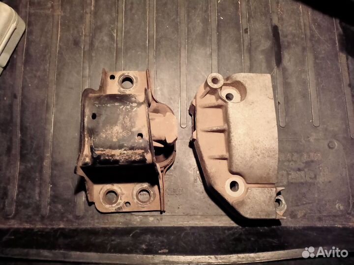 Кронштейн и опора двигателя