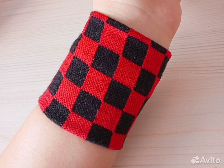 Напульсники в клетку