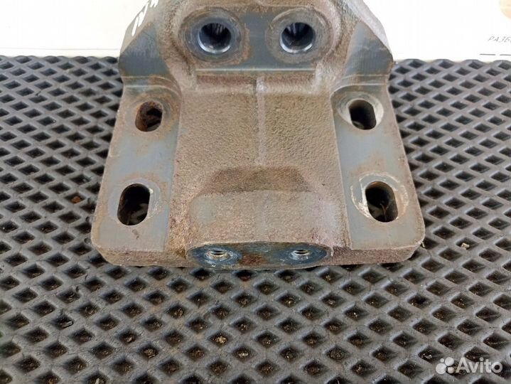 504002464 Кронштейн торсиона кабины правый