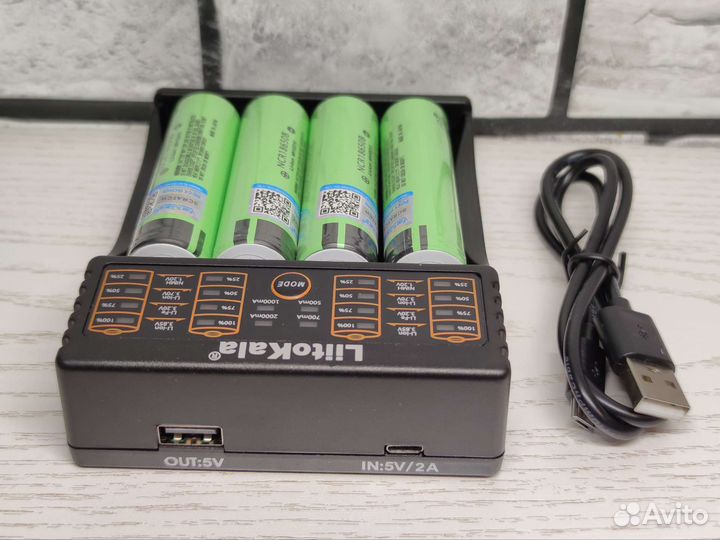 Умная зарядка с аккумуляторами 18650 в комплекте