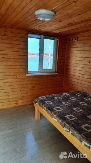 Домик на берегу озера Волго