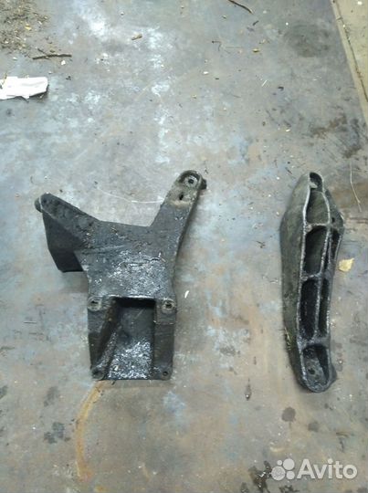 Кронштейн опора двигатель Vw transporter t 3