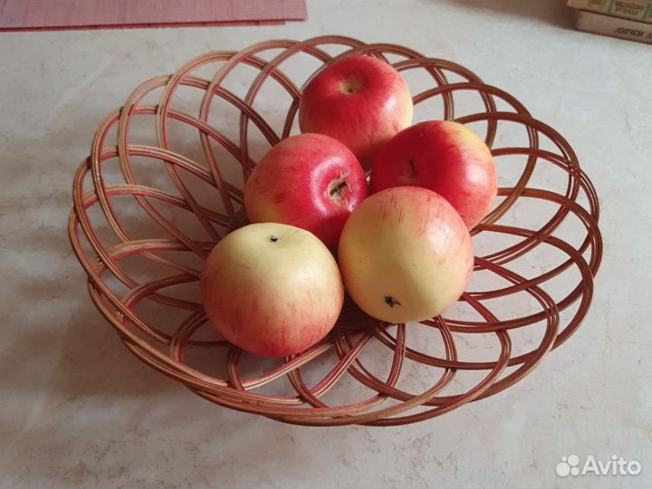 Восковые яблоки в плетёный вазе