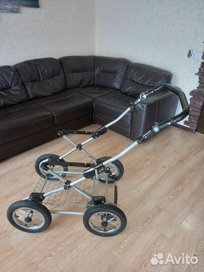 Продаётся коляска,кроватка,ванночка,автолюлька