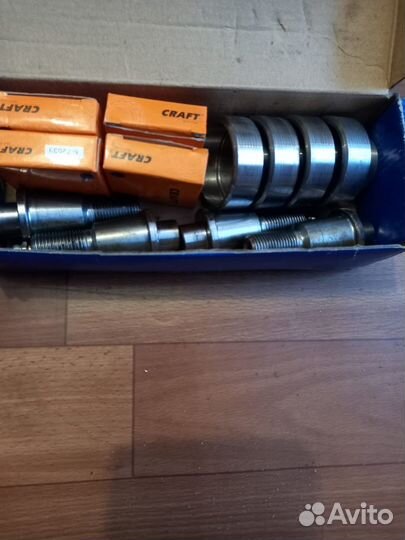 Шкворень на подшипниках в сборе