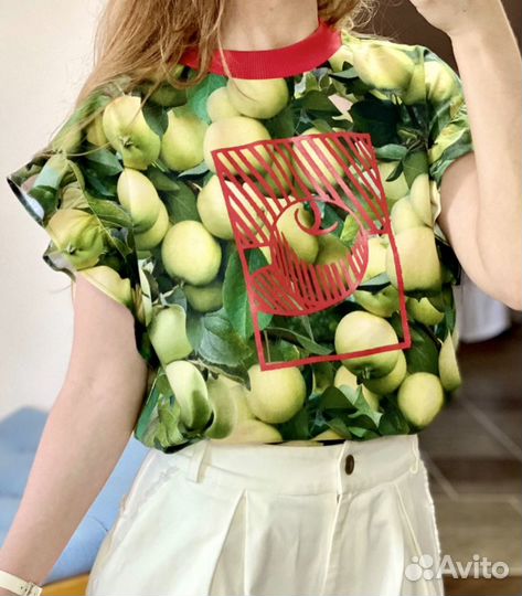 Футболка женская зеленая с принтом «Яблоки»