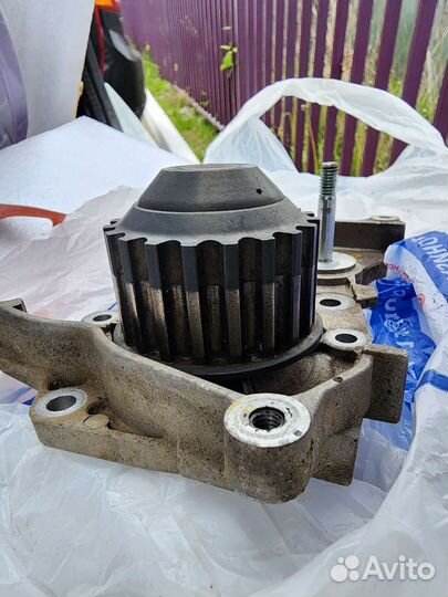 Б.У Водяной насос(помпа)renault logan2 1.6,8кл,K7M
